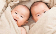 Розлучені після народження, близнючки зустрілися у соцмережі через 30 років. ФОТО