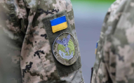 У місті на заході України чоловік зірвав шеврони з військового 
