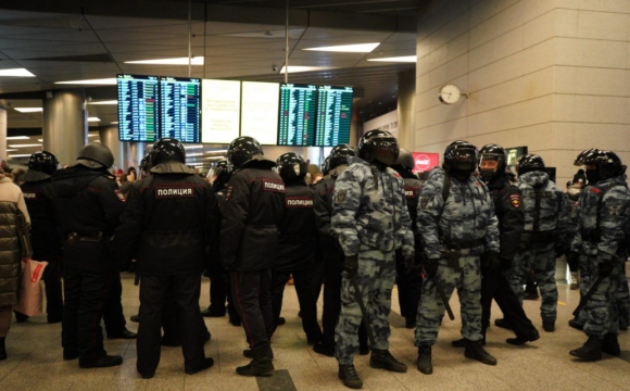 У Москві чекають Навального: поліція почала масові арешти в аеропорту