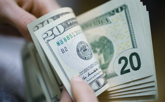 Банки підвищили курс долара: що робити з валютою