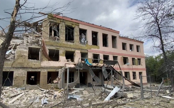 З-під завалів зруйнованої школи після ракетного удару дістали тіла трьох людей. ФОТО
