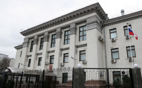 Біля російського посольства в Україні встановили 11 зламаних дверей. ФОТО
