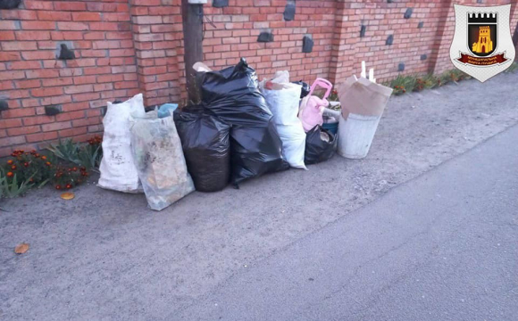 У Луцьку «сміттєві зозулі» підкидають свої відходи під паркани сусідів, та на тротуари. ФОТО