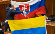 У парламенті депутат облив водою прапор України. ФОТО