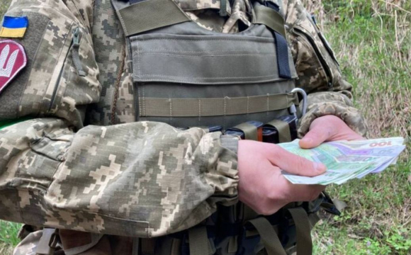 Скільки будуть доплачувати українським військовим: у Верховній Раді розповіли 