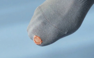 Заради екології: дизайнер створив шкарпетки з діркою на пальці