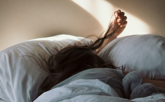 Через незвичну хворобу жінка спить по 22 години: що з нею таке