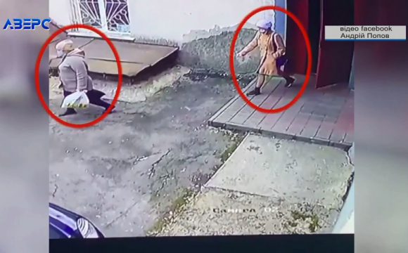 На відео потрапили шахрайки, які у центрі Луцька обібрали стареньку. ВІДЕО