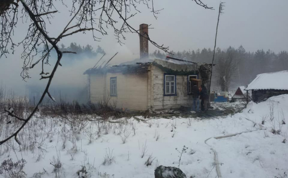 На Рівненщині майже вщент згорів житловий будинок
