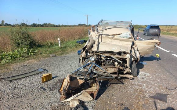 Чоловіка затисло та розчавило в авто: подробиці смертельної ДТП на Волині. ФОТО