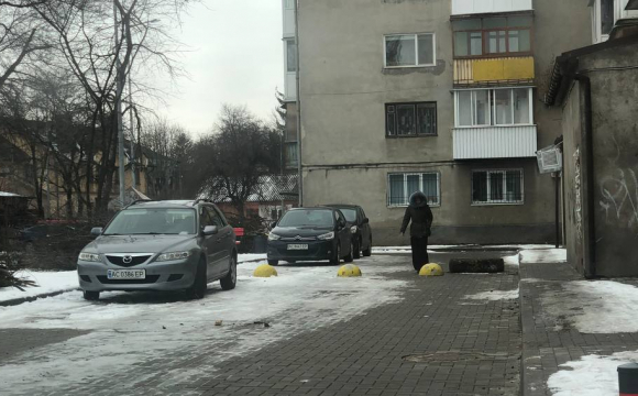 «Проїзд через двори знову закрито»: у Луцьку встановили незаконні обмежувачі? ФОТО