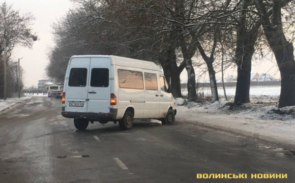 У Луцьку − ДТП: від удару автівка опинилась у кюветі та без колеса. ФОТО