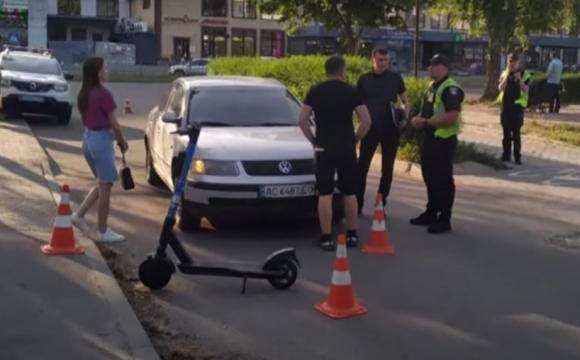 У Луцьку біля «Гостинця» водій авто збив підлітків на самокаті