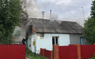 У Володимирі-Волинському пожежа: палав дах будинку. ФОТО