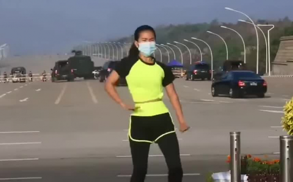 Спортсменка записала відеоурок з аеробіки на тлі військового перевороту. ВІДЕО