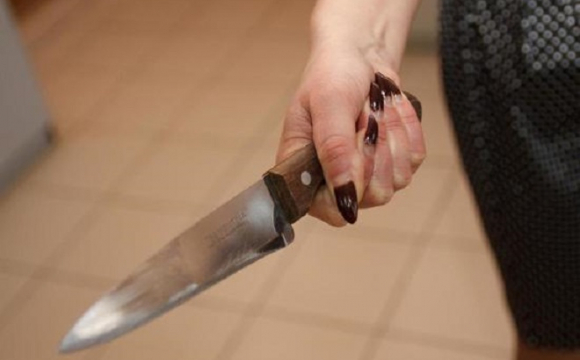Встромила ніж у пах: жінка жорстоко вбила чоловіка під час сварки