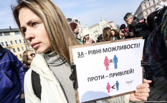 Зарплати жінок і чоловіків в Україні суттєво різняться
