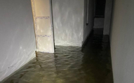 У Луцьку затопило підвал житлового будинку