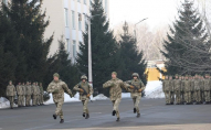 Українським військовим дозволили піднімати ногу нижче під час кроку