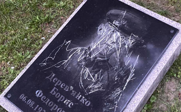 «Шок! Це нечувано!»: на меморіалі у Луцьку дитина розмалювала надгробки. ФОТО