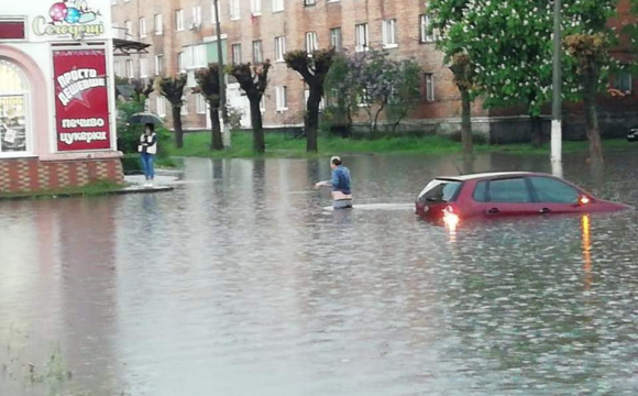 Гондольєри по-українськи: у Червонограді люди плавають затопленими вулицями. ВІДЕО