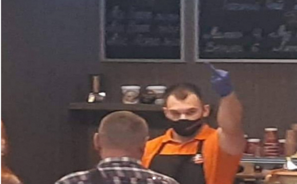 Сервіс по-луцьки: працівник кафе показував гостям непристойні жести. ФОТО