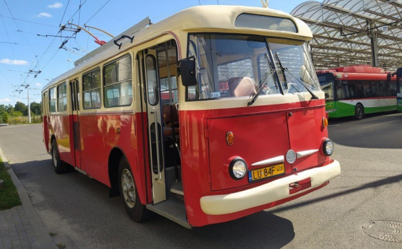 Поляки купили старезний український тролейбус