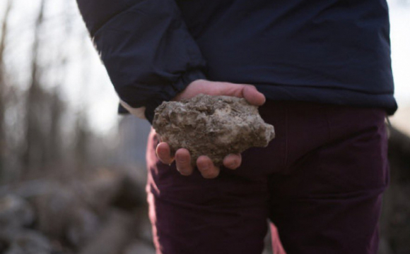 У Польщі чоловік кинув каміння у обличчя журналістки з Волині