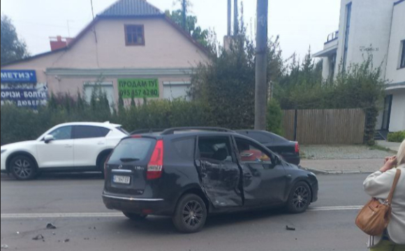 У Луцьку на Проспекті Відродження трапилася ДТП: водій авто втік. ФОТО/ВІДЕО