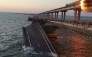 Росіяни будують захист для Кримського мосту