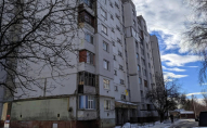 На заході України з вікна 5-го поверху випала жінка: вона померла у лікарні