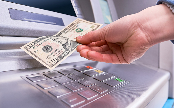 «ПриватБанк» не приймає долари у терміналах та банкоматах: що сталося