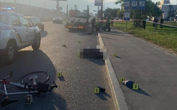 Загинув на місці: п'яний пішохід штовхнув велосипедиста під вантажівку. ФОТО
