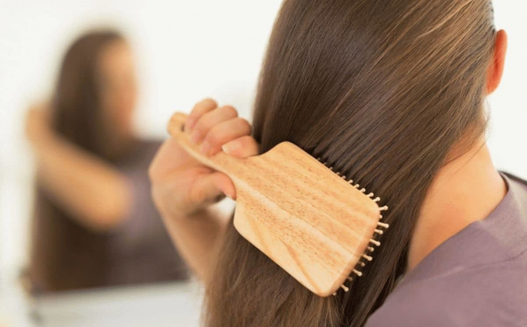 Домашній салон: як запобігти ламкості волосся