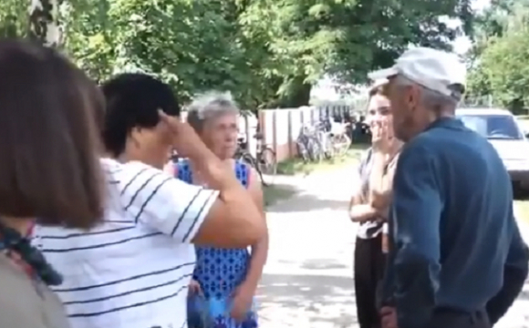 «Нормальний мужик»: українські жінки накинулися на «фаната» лукашенка. ВІДЕО