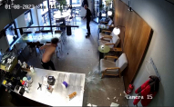 Голий чоловік розтрощив кафе: збитки склали 150 тисяч гривень 