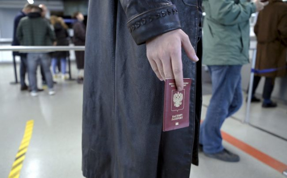 Прикордонники зупинили росіянина, з написом у паспорті «Слава Україні». ФОТО