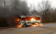 Загорівся моторний відсік: вогонь охопив автобус з людьми