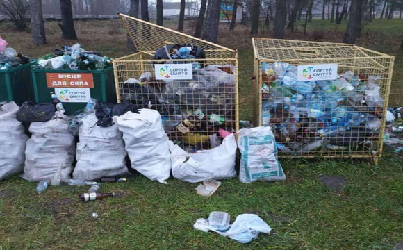 Через безвідповідальність місцевої влади центр села на Волині став сміттєзвалищем