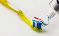 Коли правильно чистити зуби: до чи після їжі