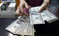 Українців закликали купувати долари та євро
