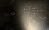 Видряпаний на стіні «Отче наш»: у мережі з'явилося моторошне фото з катівні у Балаклії