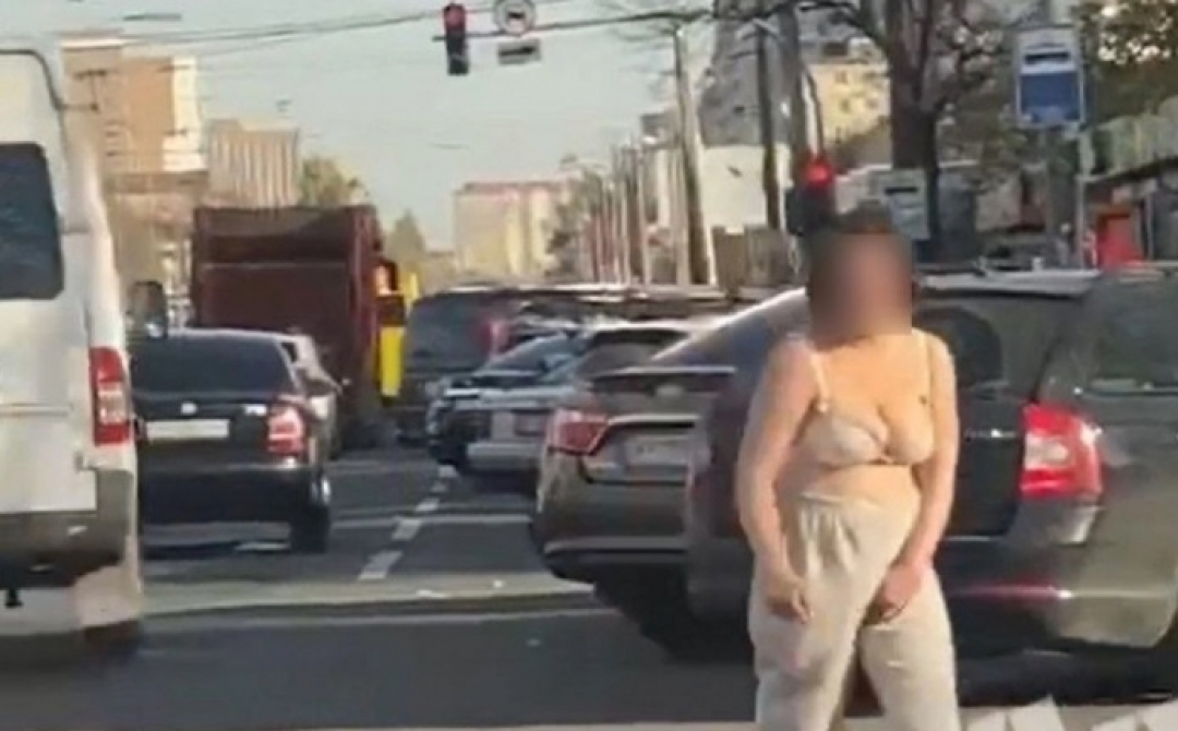 Женщина выбежала из дома. Девушка показала грудь водителю.