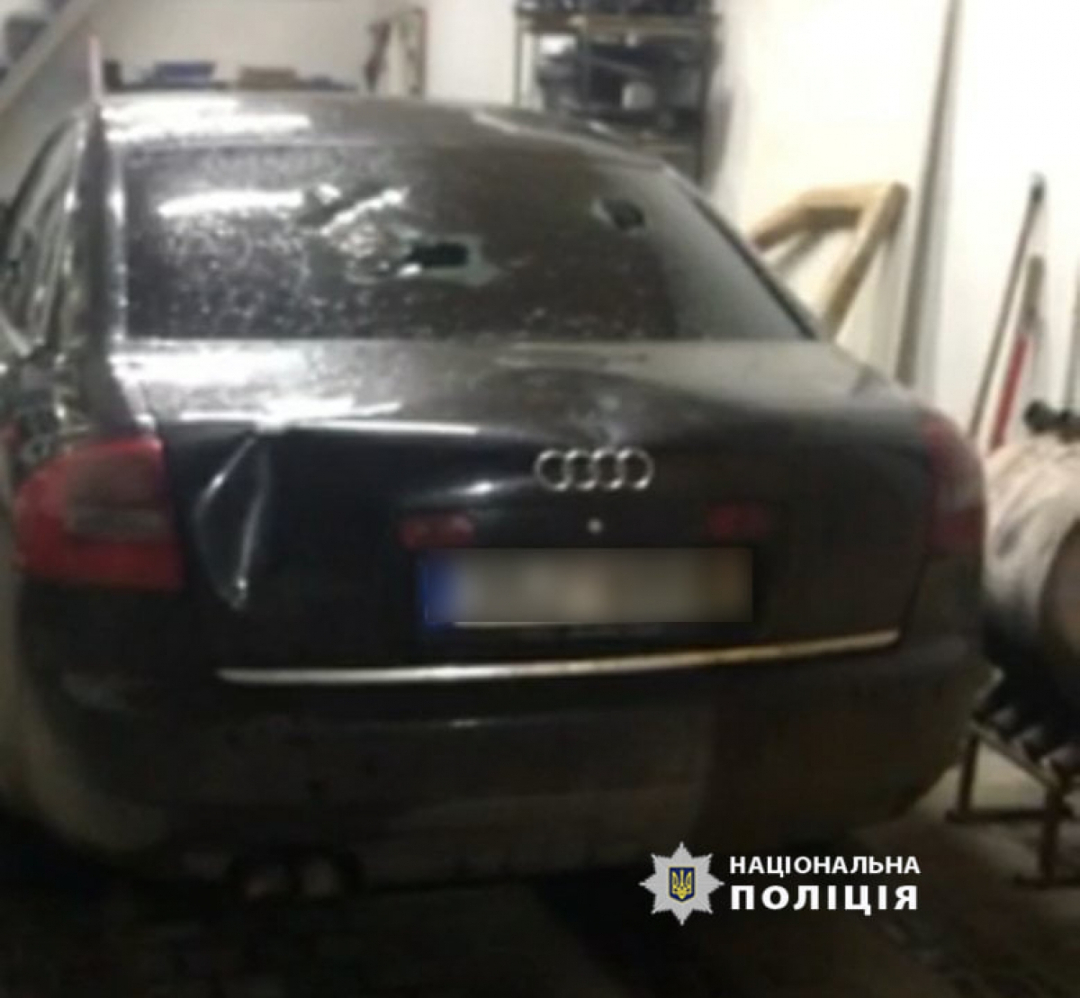 На вулиці Карбишева невідомий пошкодив 2 чужих автівки. ФОТО
