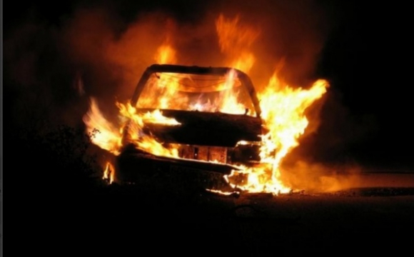 Чоловік вирішив помститися коханцям дружини та підпалив їхні автівки. ФОТО