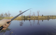 На заході України чоловік зловив рибу розміром у свій зріст