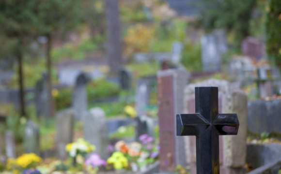 Російському блогеру запропонували місце на кладовищі зі знижкою