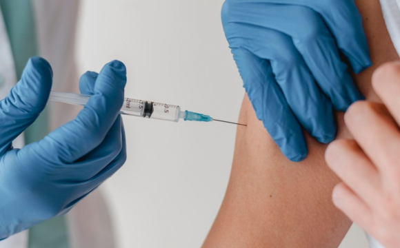 Лікар щеплював людей саморобною вакциною від ковіду