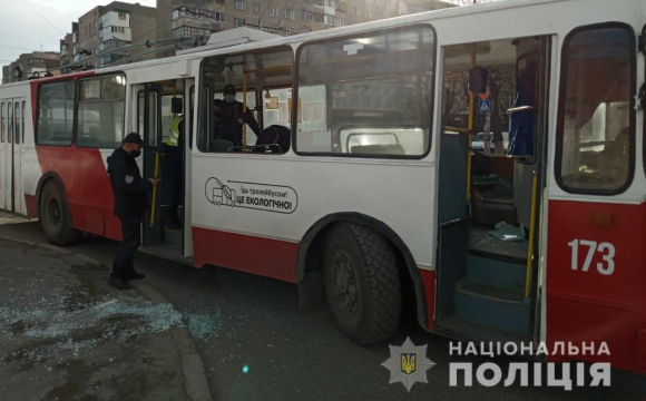 У Луцьку неадекватний пасажир розтрощив тролейбус. ФОТО. ВІДЕО