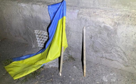 В українському місті чоловік зірвав прапор України та кинув його на землю